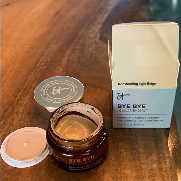 it cosmetics Other - NIB IT Brand Bye Bye Redness Cream 🔥